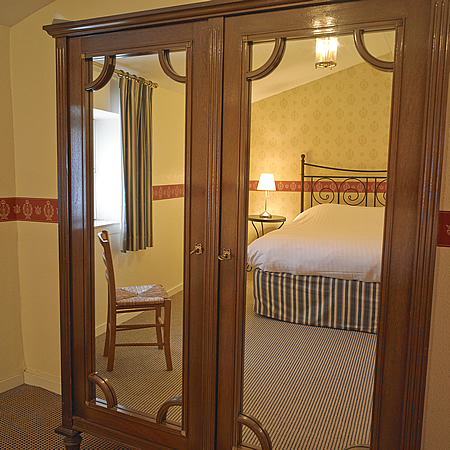 2014-pomerol-bedroom
